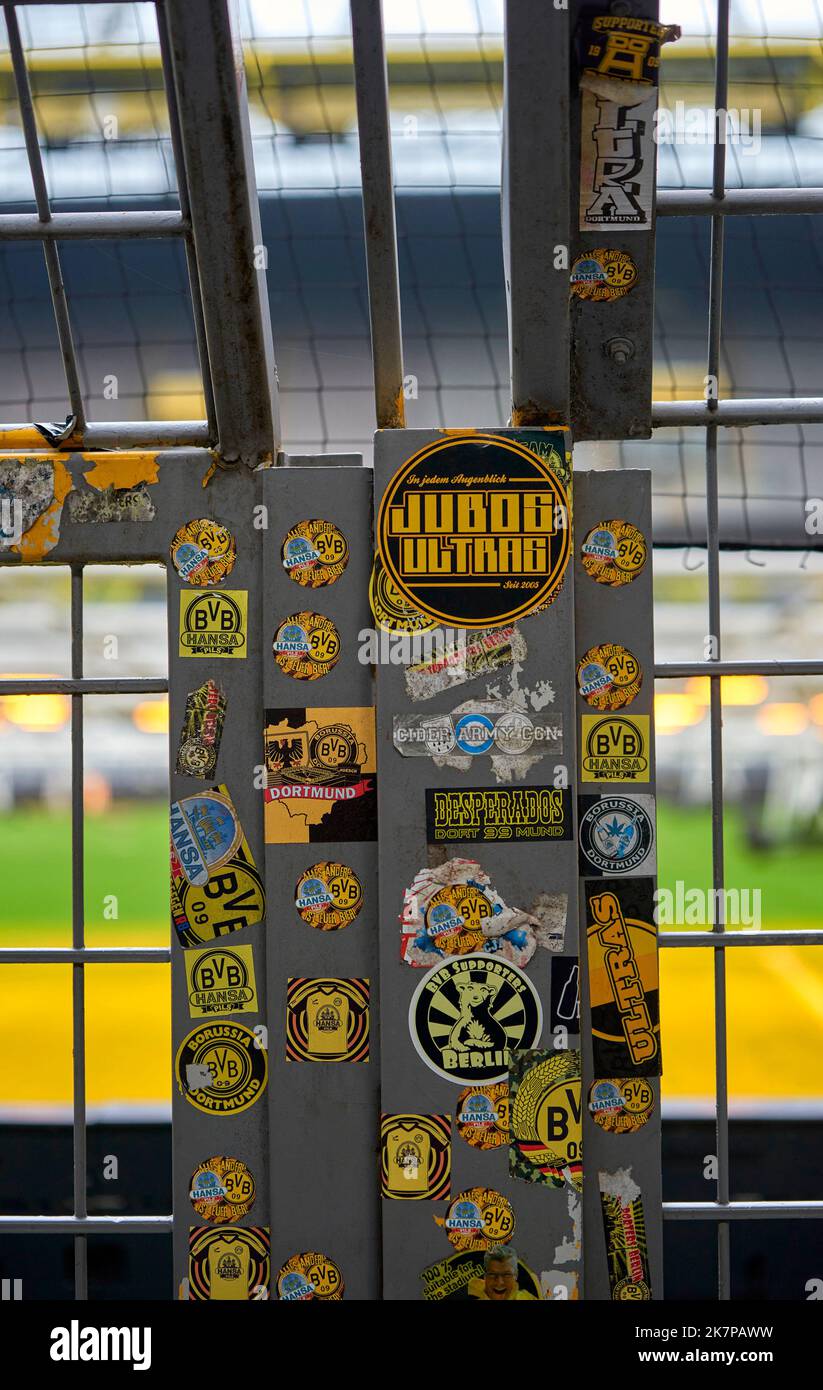 Ultras Tribune in der Signal Iduna Arena - dem offiziellen Spielplatz des FC Borussia Dortmund Stockfoto