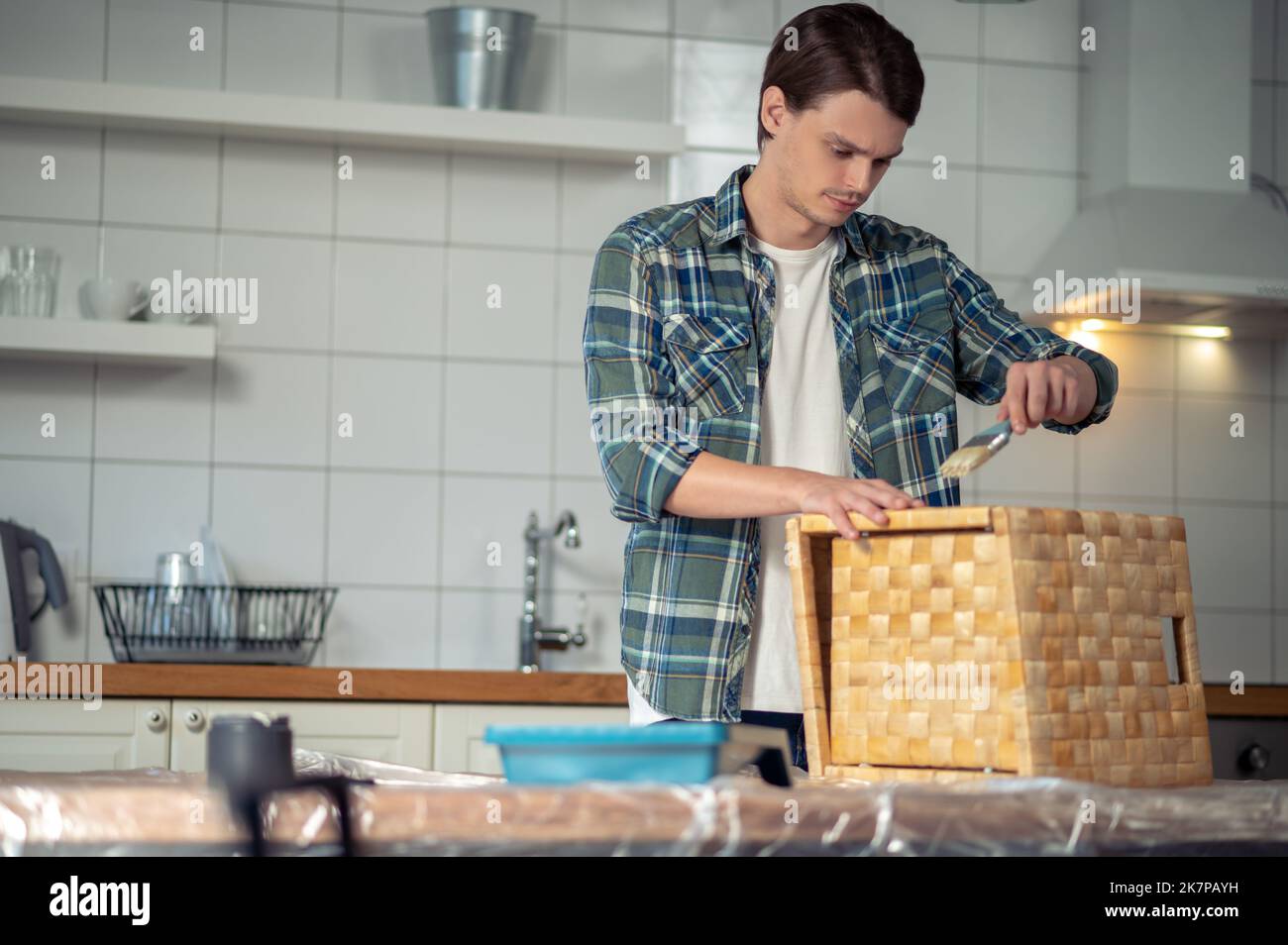 Konzentrierter Handwerker, der die handgemachte Schachtel malte Stockfoto