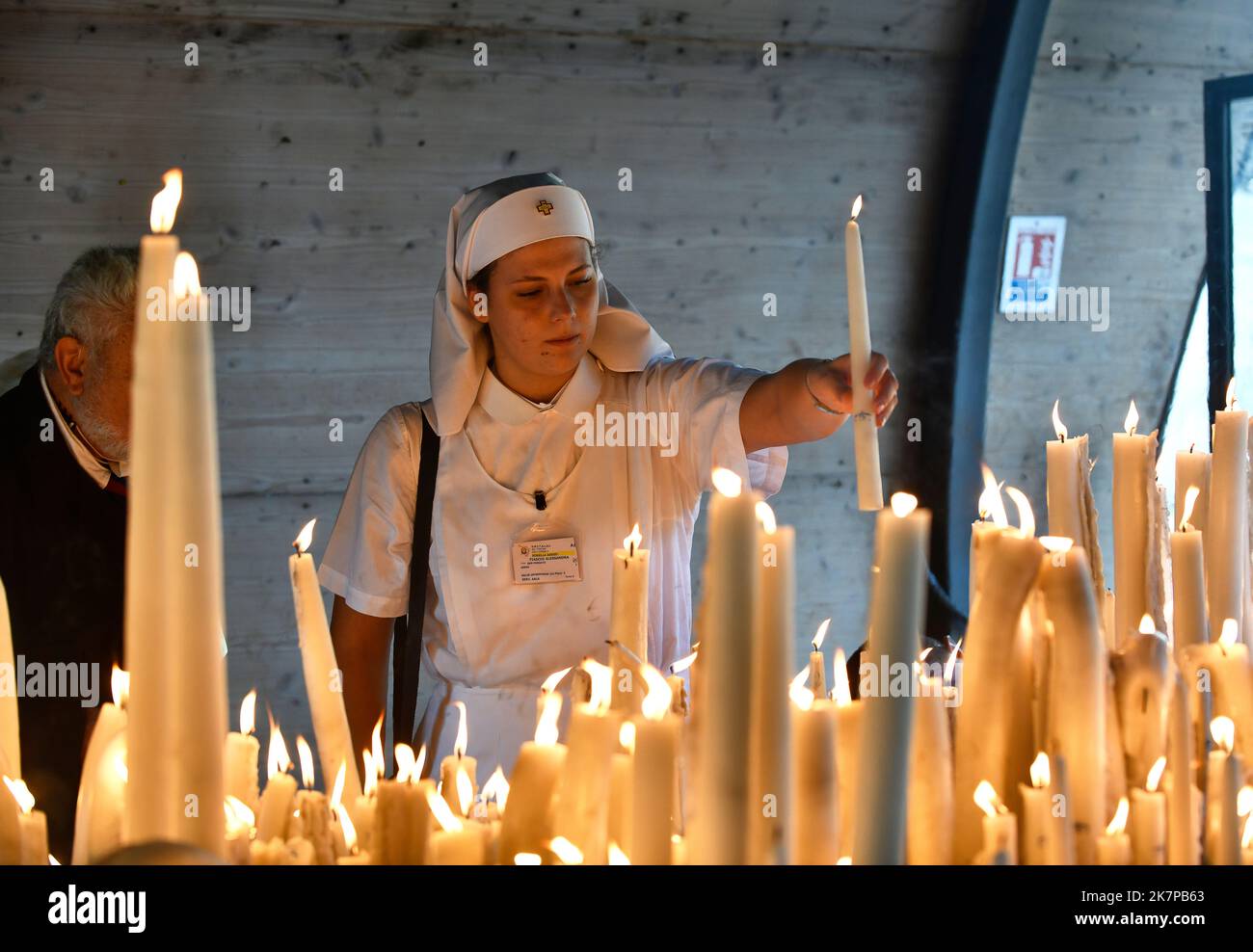 Lourdes, Hautes-Pyrénées, Frankreich. Christliche Pilger zünden Kerzen in Lourdes. Bild von DAVID BAGNALL Stockfoto