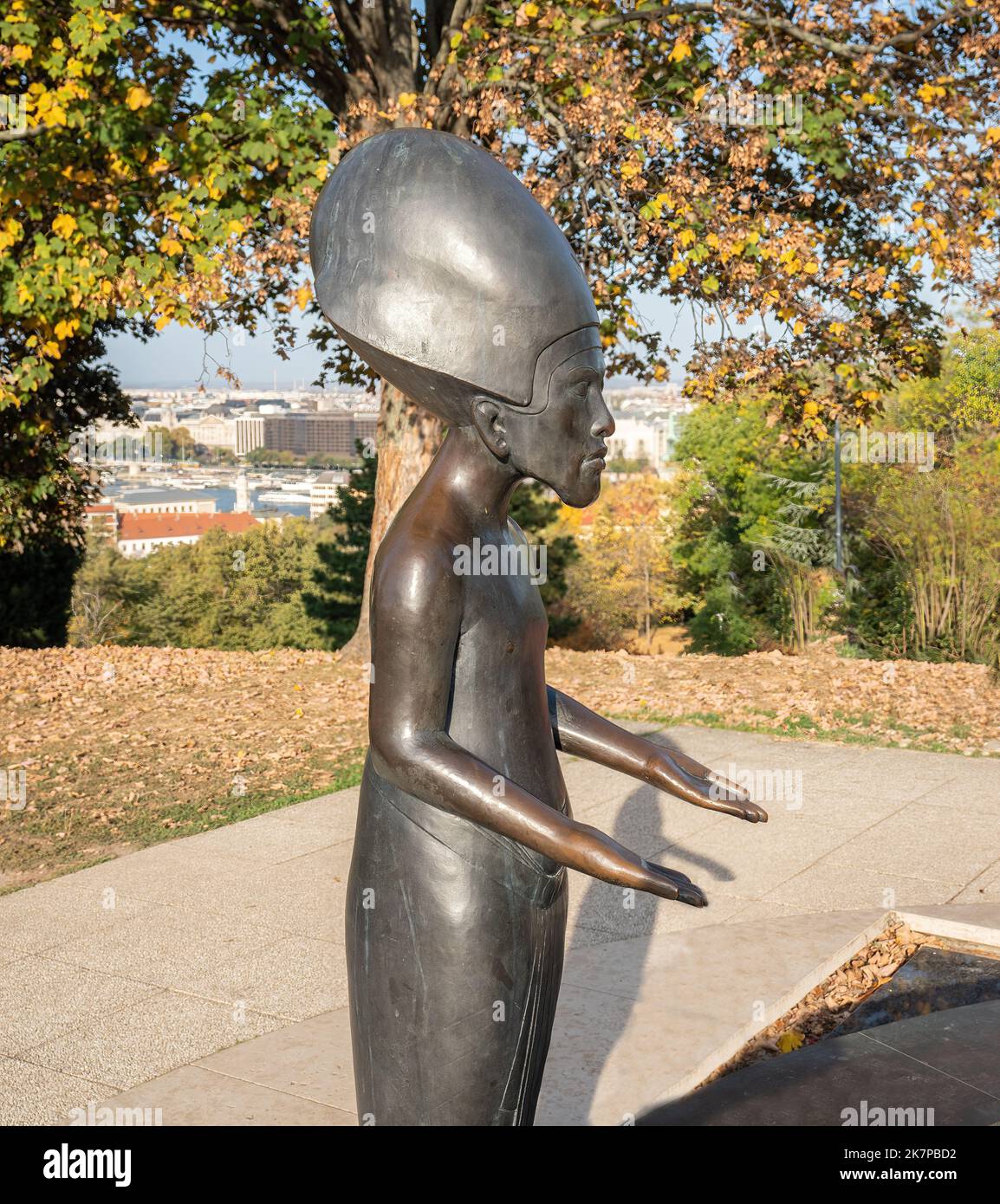 Akhenaten-Statue im Garten der Philosophie auf dem Gellert-Hügel (von Nandor Wagner, 1997) - Budapest, Ungarn Stockfoto