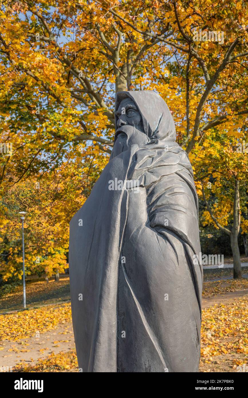 Daruma Daishi (Bodhidharma) Statue im Garten der Philosophie auf dem Gellert-Hügel - Budapest, Ungarn Stockfoto