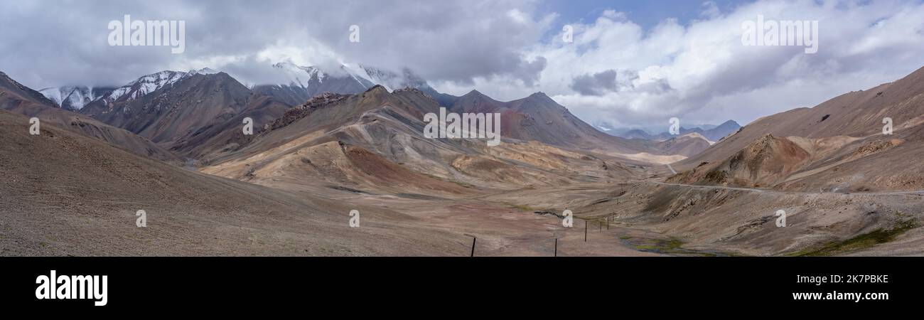 Panorama-Pastellfarbenansicht der Berge auf dem hoch gelegenen Pamir Highway am AK Baital Pass, Bezirk Murghab, Gorno-Badakshan, Tadschikistan Stockfoto