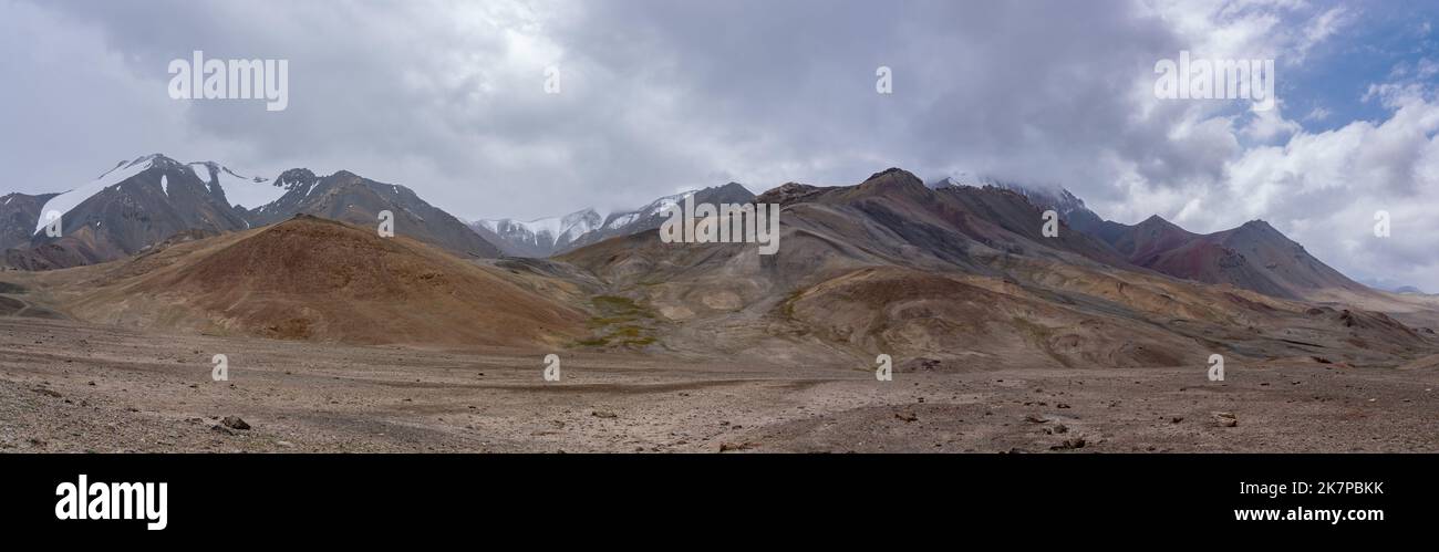Landschaftspanorama mit pastellfarbenen Bergen entlang des hoch gelegenen Pamir Highway am AK Baital Pass, Murghab Bezirk, Gorno-Badakshan, Tadschikistan Stockfoto