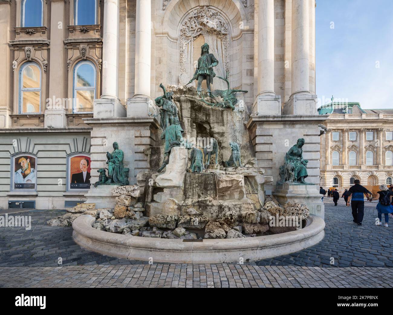Matthias-Brunnen im Hunyadi-Hof am Königspalast der Budaer Burg - Budapest, Ungarn Stockfoto