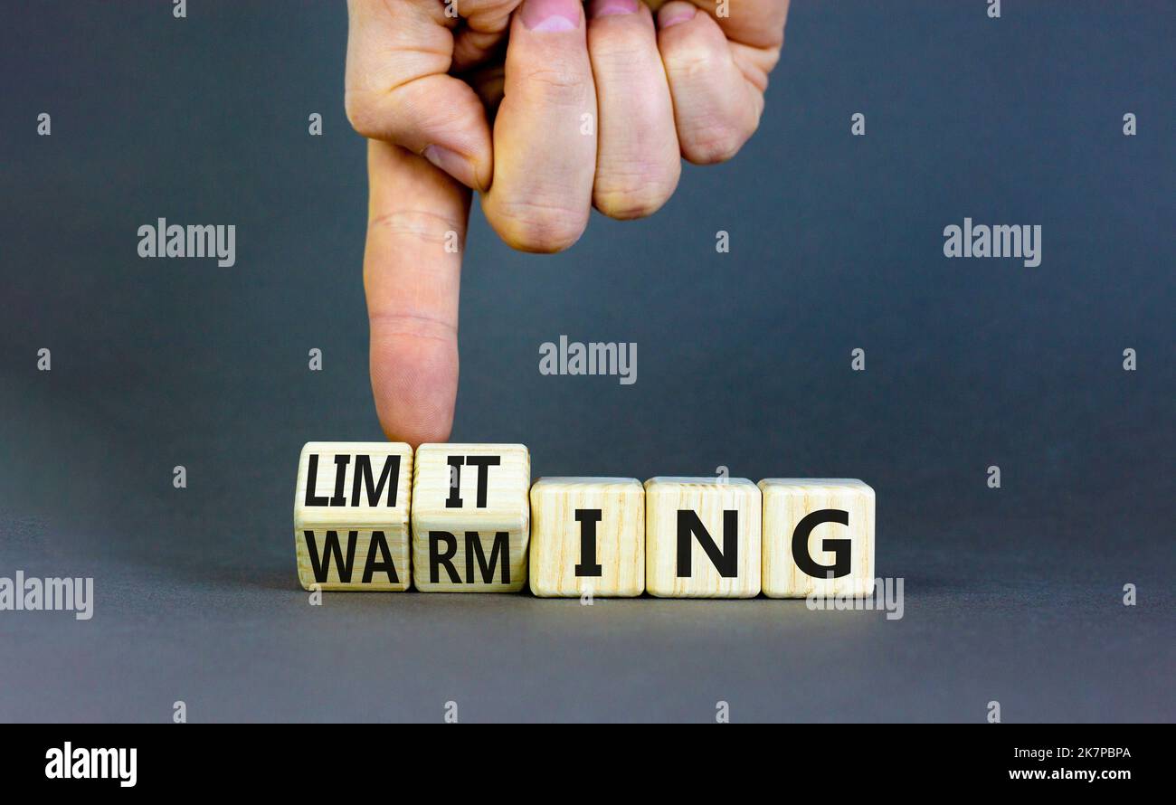 Symbol für Begrenzung der globalen Erwärmung. Konzept Worte Begrenzung und Erwärmung auf Holzwürfel. Geschäftsmann Hand. Schöne graue Tabelle grauen Hintergrund. Business l Stockfoto