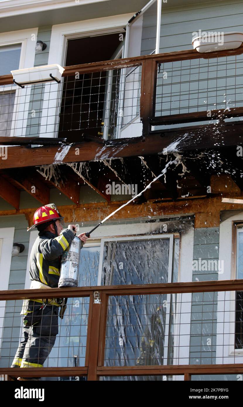 Arvada Fire Fighter setzt ein Deckfeuer mit einem Feuerlöscher aus. Am 06/30/2011 Stockfoto