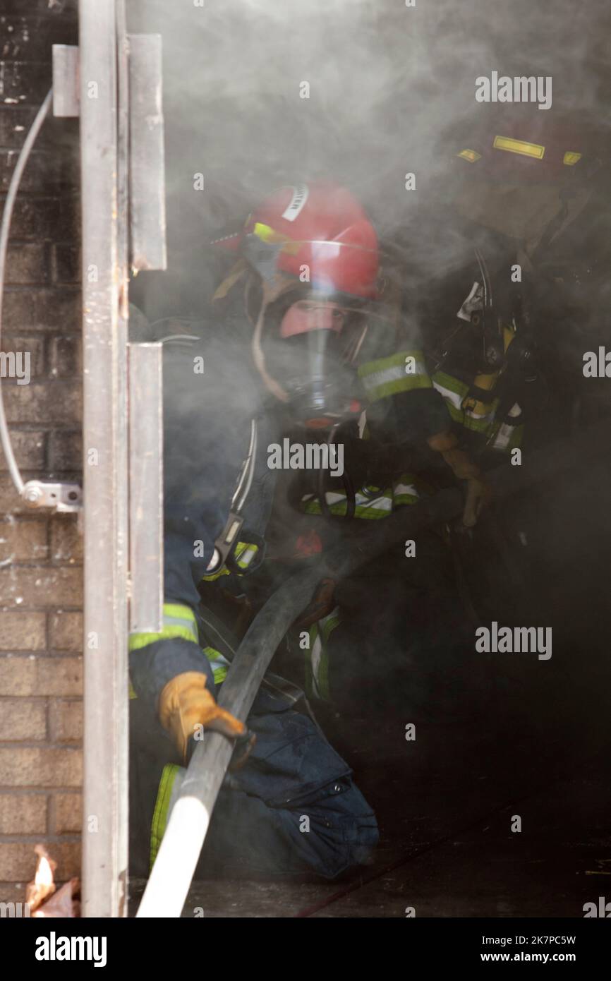 Die Kadetten der Feuerwehr Arvada durchlaufen Übungen und Übungen an der Ausbildungsfakultät im Burn House und andere Kurse. Am 05/14/2011 in Arvada, Stockfoto