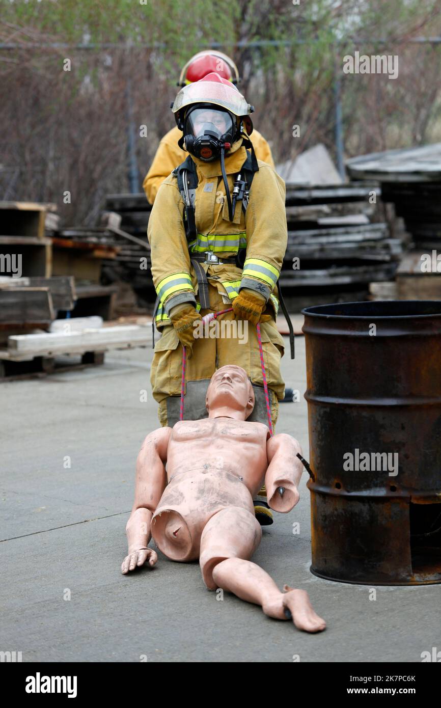 Die Kadetten der Feuerwehr Arvada durchlaufen Übungen und Übungen an der Ausbildungsfakultät im Burn House und andere Kurse. Am 05/14/2011 in Arvada, Stockfoto