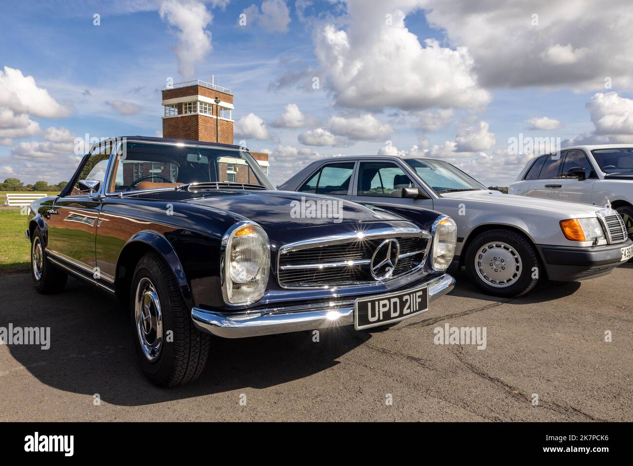 Mercedes-Benz 280 SL ‘UPD 211F’ am 24.. September 2022 auf der Poster Cars & Supercars Assembly im Bicester Heritage Center zu sehen Stockfoto