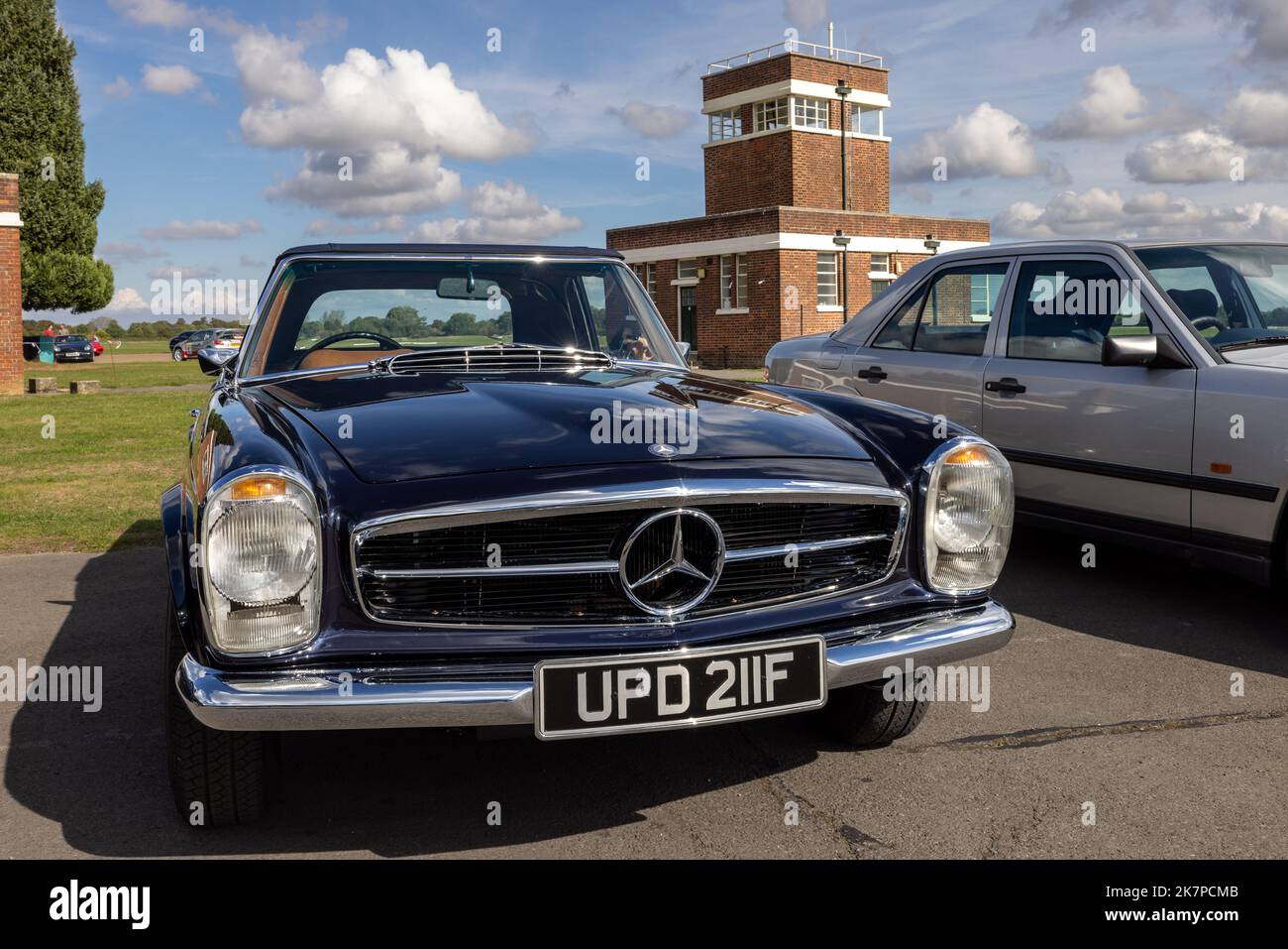 Mercedes-Benz 280 SL ‘UPD 211F’ am 24.. September 2022 auf der Poster Cars & Supercars Assembly im Bicester Heritage Center zu sehen Stockfoto