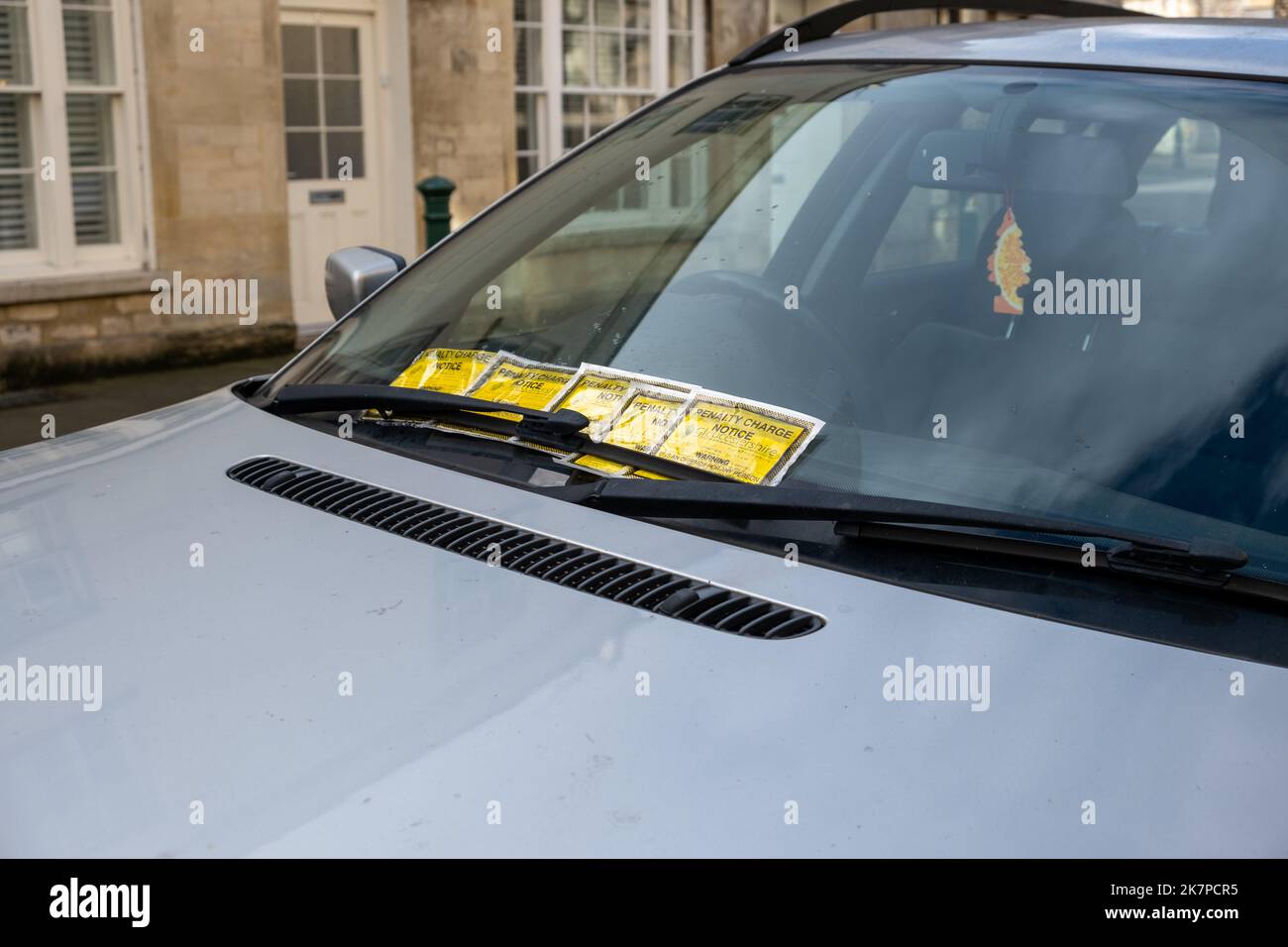 Fünf Eintrittskarten für Strafgebühren an einer Windschutzscheibe in Cirencester, England, Großbritannien Stockfoto