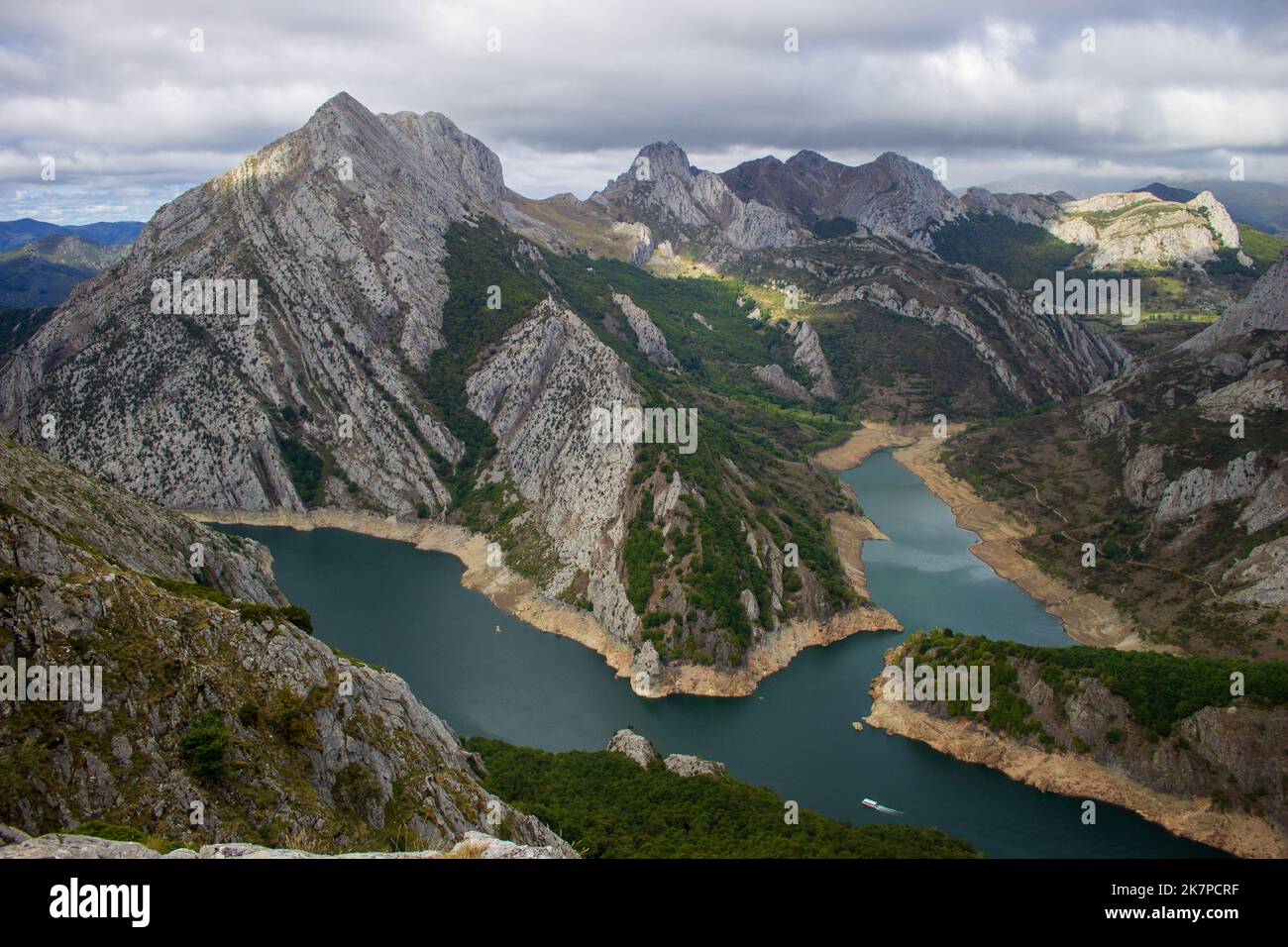 Blick vom Gipfel des Gilbo Peak - 1674m hoch im Park Regional Montaña de Riaño y Mampodre, vor den Toren des Nationalparks Picos da Europa Stockfoto