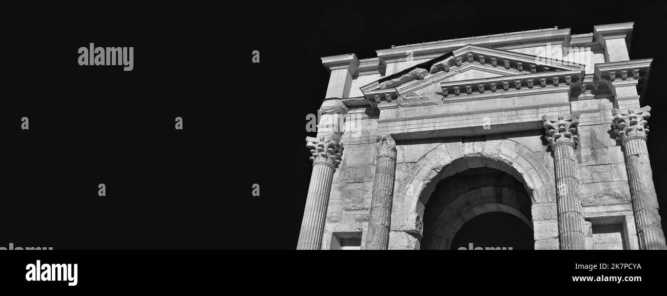 Alte Ruinen von Arco dei Gavi, ein römischer Triumphbogen aus dem 1.. Jahrhundert im historischen Zentrum von Verona (Schwarz-Weiß mit Kopierraum) Stockfoto