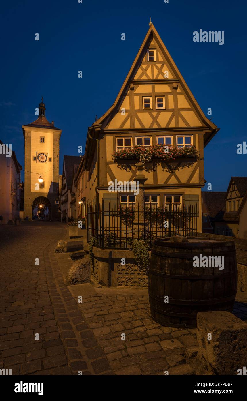 Straßenblick in der mittelalterlichen Stadt Rothenburg. Stockfoto