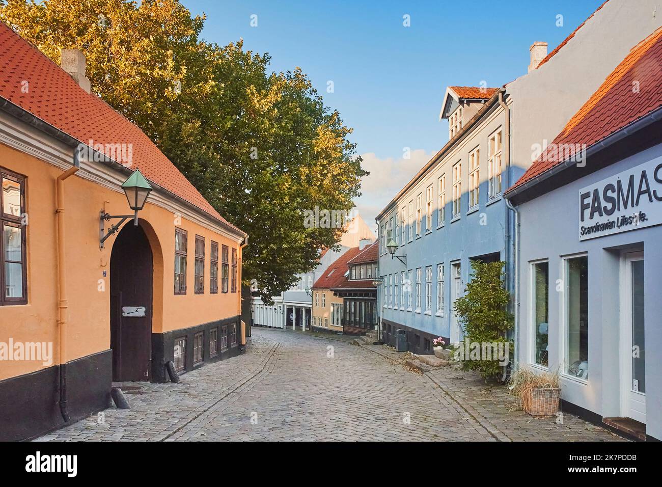 Ebeltoft, Dänemark, September, 2022: Schöne Straße mit alten Häusern Stockfoto