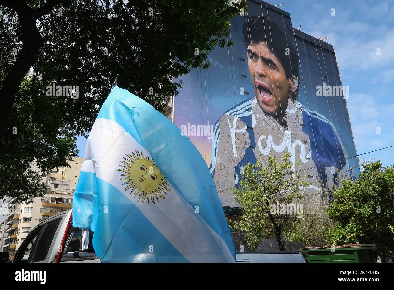 Buenos Aires, Argentinien. 18. Oktober 2022. Realisierung des größten Wandbildes der Welt, zu Ehren des größten Spielers der Welt. Das Wandbild ist Teil einer Hommage an den Fußballstar Diego Maradona, die vom Muralisten Martin Ron in Ciudad de Buenos Aires gemacht wurde. Kredit: SOPA Images Limited/Alamy Live Nachrichten Stockfoto