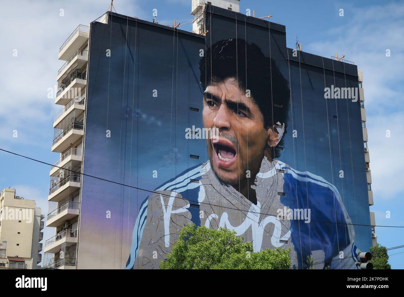 Buenos Aires, Argentinien. 18. Oktober 2022. Realisierung des größten Wandbildes der Welt, zu Ehren des größten Spielers der Welt. Das Wandbild ist Teil einer Hommage an den Fußballstar Diego Maradona, die vom Muralisten Martin Ron in Ciudad de Buenos Aires gemacht wurde. Kredit: SOPA Images Limited/Alamy Live Nachrichten Stockfoto