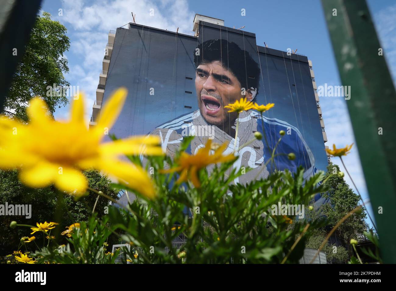 Buenos Aires, Argentinien. 18. Oktober 2022. Realisierung des größten Wandbildes der Welt, zu Ehren des größten Spielers der Welt. Das Wandbild ist Teil einer Hommage an den Fußballstar Diego Maradona, die vom Muralisten Martin Ron in Ciudad de Buenos Aires gemacht wurde. Kredit: SOPA Images Limited/Alamy Live Nachrichten Stockfoto