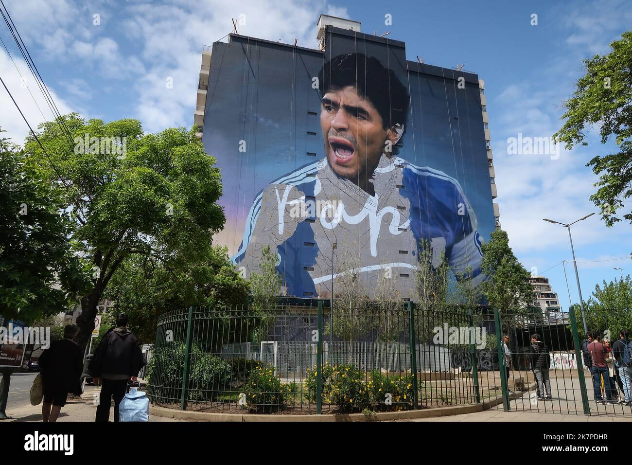 Buenos Aires, Argentinien. 18. Oktober 2022. Realisierung des größten Wandbildes der Welt, zu Ehren des größten Spielers der Welt. Das Wandbild ist Teil einer Hommage an den Fußballstar Diego Maradona, die vom Muralisten Martin Ron in Ciudad de Buenos Aires gemacht wurde. Kredit: SOPA Images Limited/Alamy Live Nachrichten Stockfoto