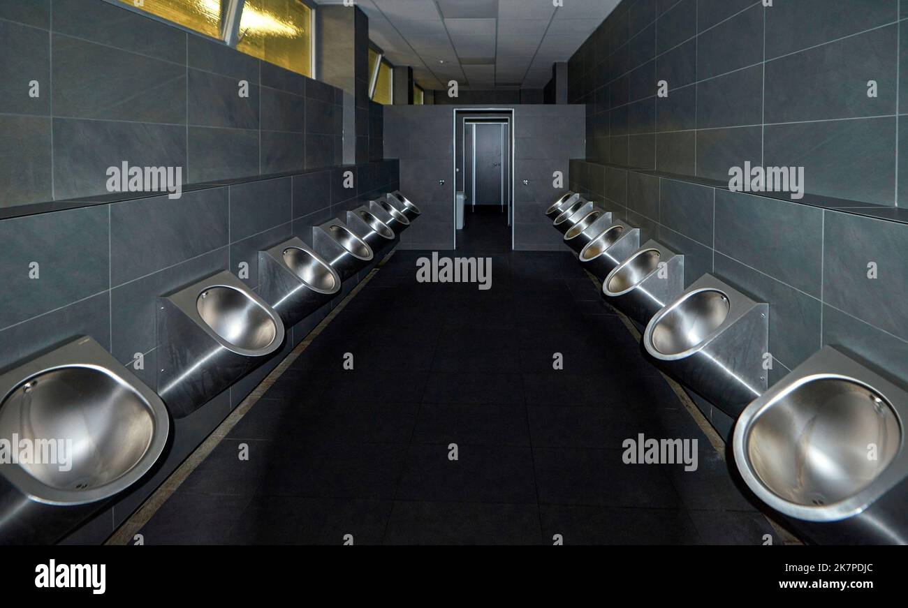 Öffentliche Toilette für Männer in der Signal Iduna Arena - dem offiziellen Spielplatz des FC Borussia Dortmund Stockfoto