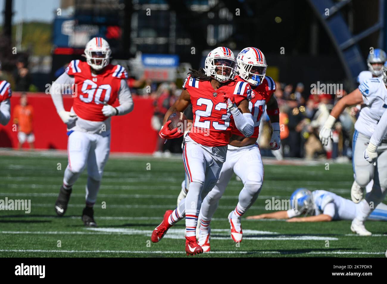 Foxborough, Massachusetts, USA. 9. Oktober 2022. Massachusetts, USA; Sicherheit der New England Patriots Kyle Dugger (23) läuft mit dem Ball in Foxborough, Massachusetts. Eric Canha/CSM/Alamy Live News Stockfoto