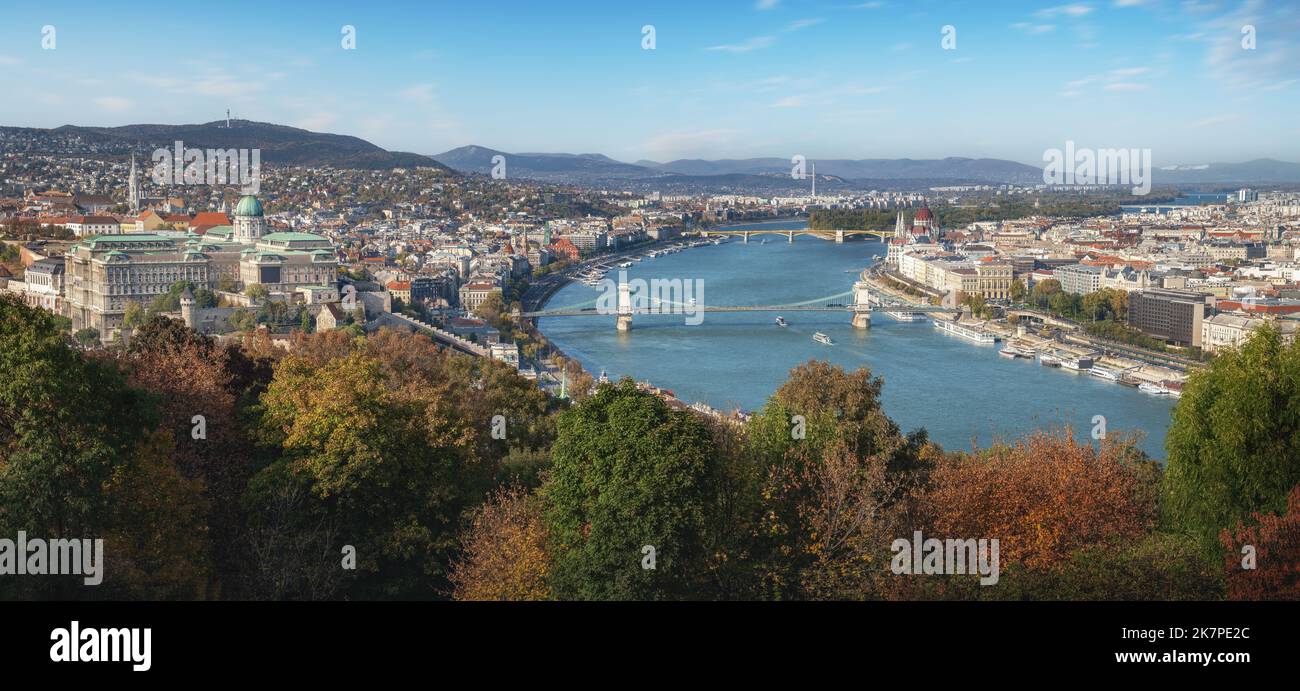 Panoramablick auf Budapest und Donau mit Budaer Burg, Parlament und Kettenbrücke - Budapest, Ungarn Stockfoto