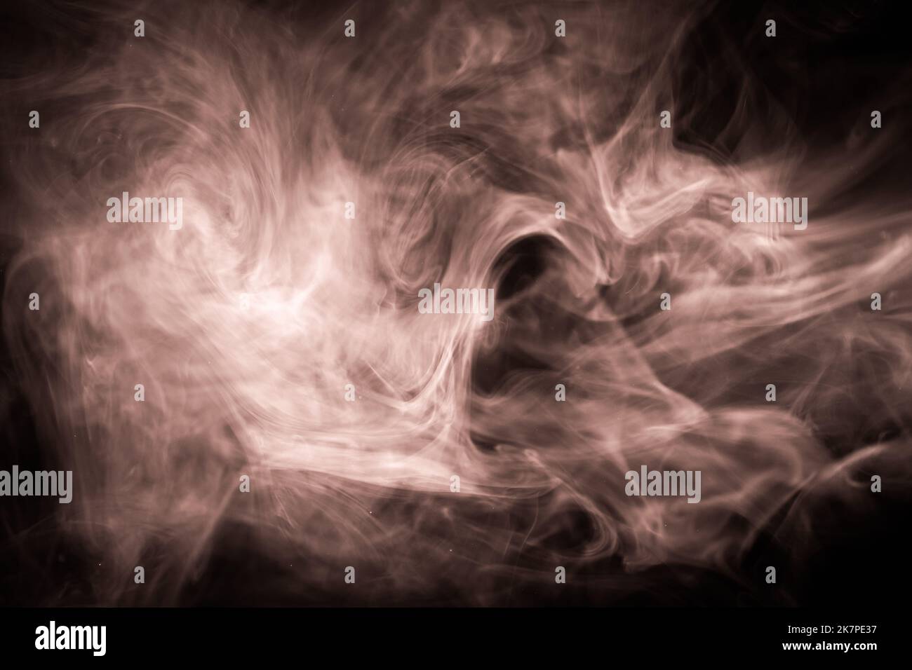 Farbenfrohe Nebelschwaden auf dunklem Hintergrund. Abstrakte atmosphärische Rauchwolke. Stockfoto