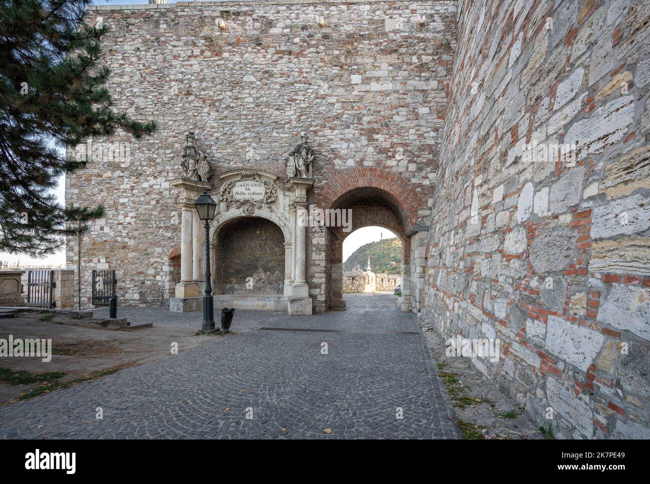 Militärbaracken Tor in Zeughaus-Mauer auf der Budaer Burg - Budapest, Ungarn Stockfoto