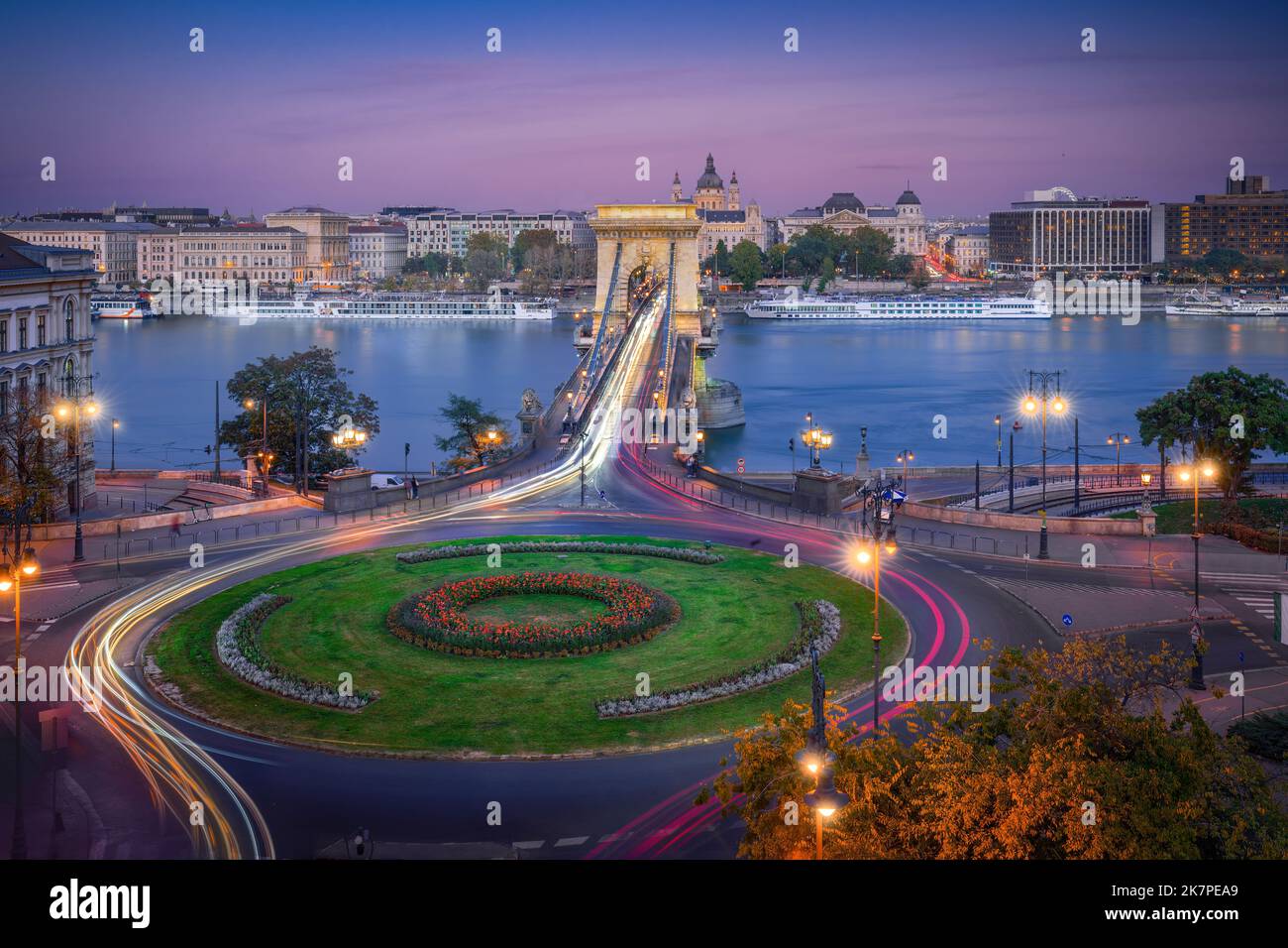 Luftaufnahme des Verkehrs am Clark Adam Square Kreisverkehr mit Szechenyi Kettenbrücke und Donau - Budapest, Ungarn Stockfoto