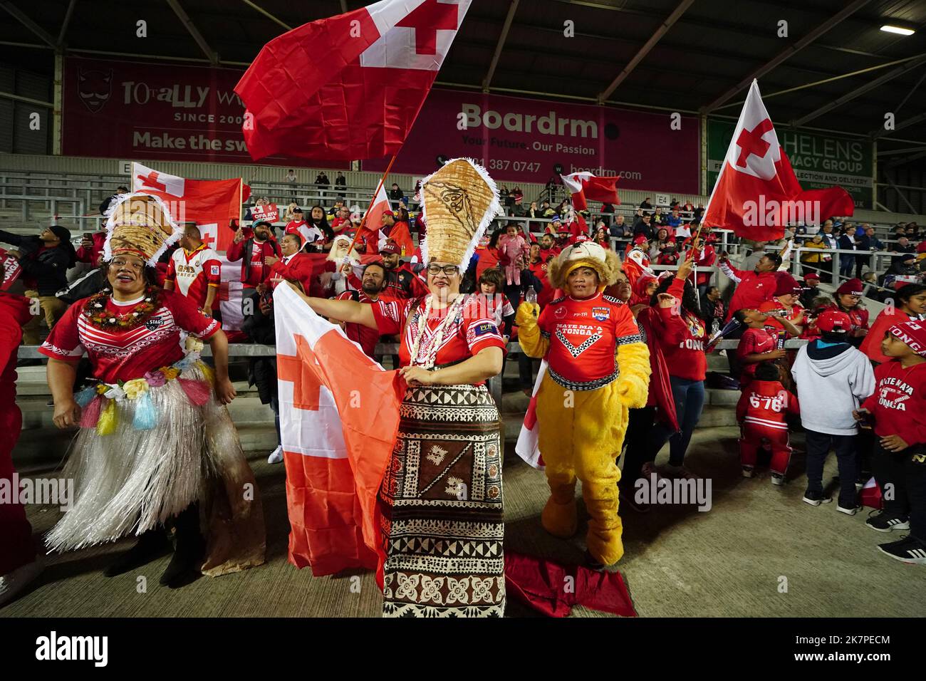 Tonga-Fans beim Rugby-League-Weltcup-Spiel der Gruppe D im Totally Wicked Stadium, St. Helens. Bilddatum: Dienstag, 18. Oktober 2022. Stockfoto