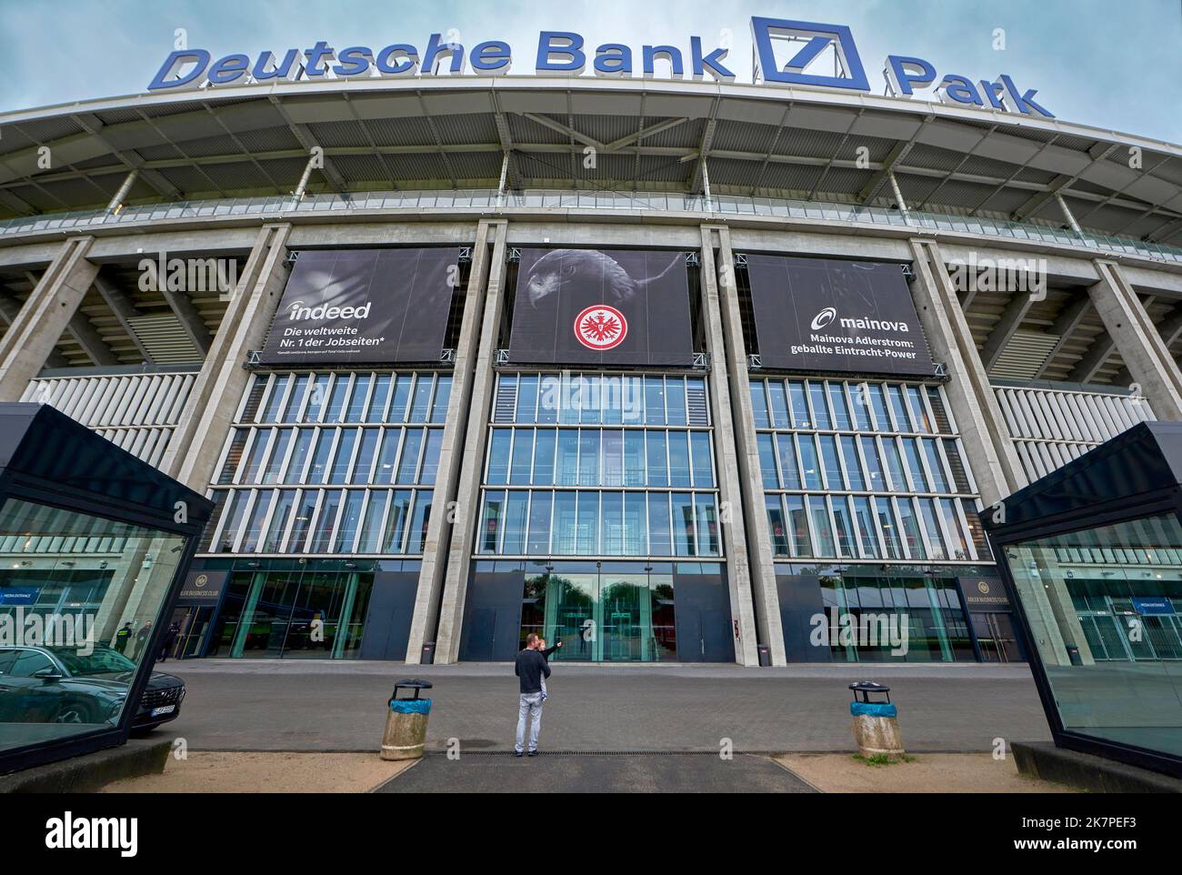 Blick auf die Deutsche Bank Park Arena - den offiziellen Spielplatz des FC Eintracht, Frankfurt Stockfoto