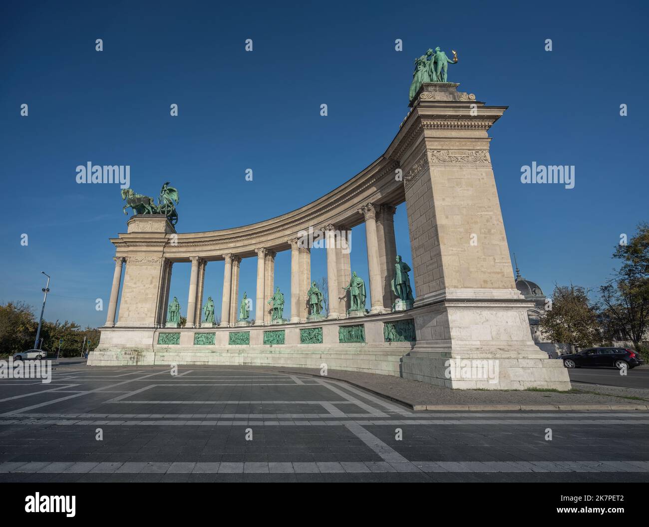 Rechte Kolonnade des Millenniums-Denkmals am Heldenplatz - Budapest, Ungarn Stockfoto
