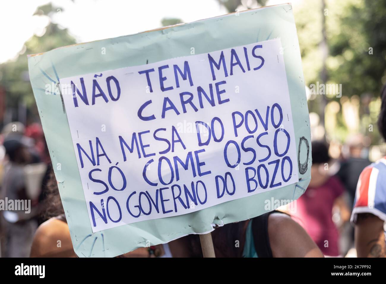 Brasilianer protestieren gegen den rechtsextremen Präsidentschaftskandidaten Jair Bolsonaro. Sie benutzen Plakate, Fahnen und b Stockfoto