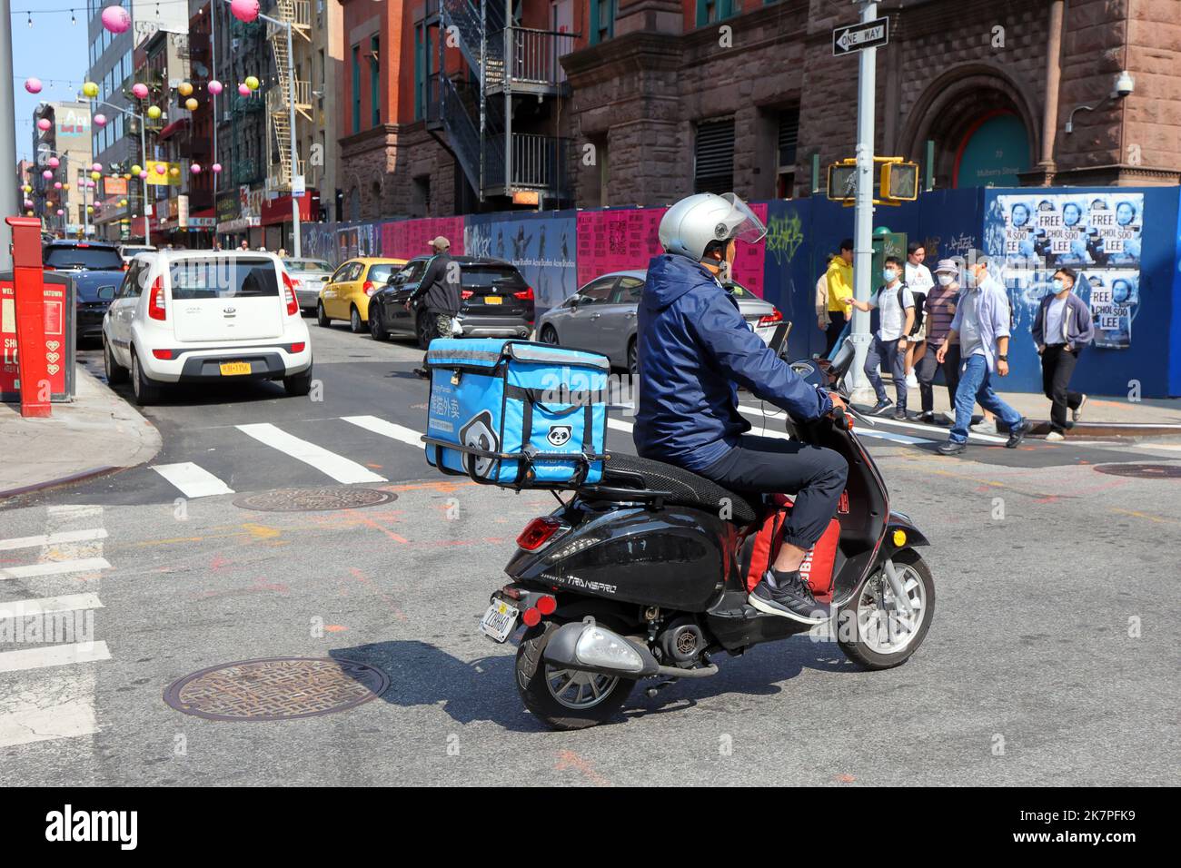 Ein HungryPanda Essenslieferant auf einem Moped in Manhattan Chinatown, New York, September 2022. Hungry Panda 熊貓外賣 asiatische Essenslieferung Stockfoto