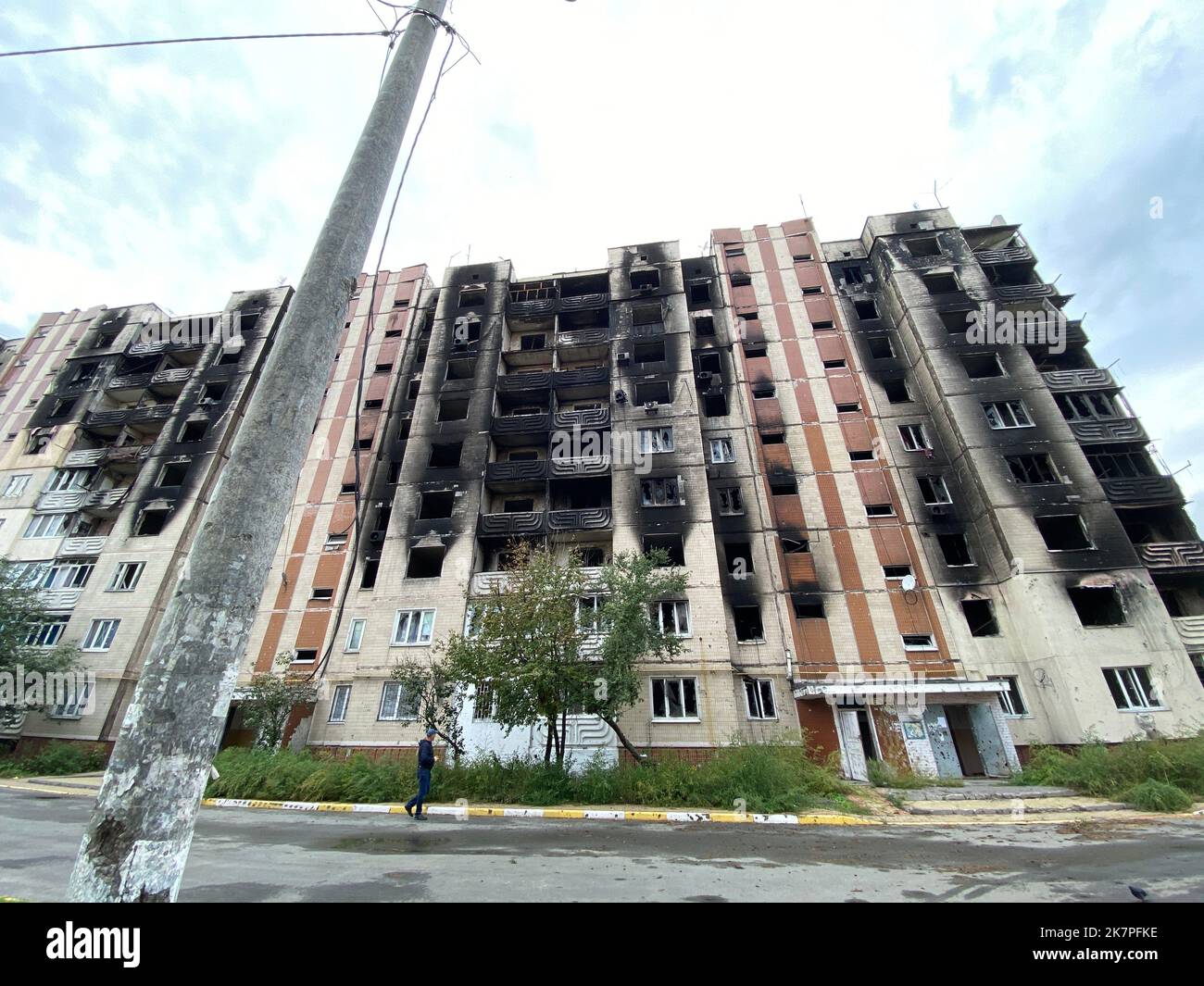 Zerstörte und beschädigte Wohngebäude in Irpen nach dem russischen Einmarsch in die Ukraine Stockfoto