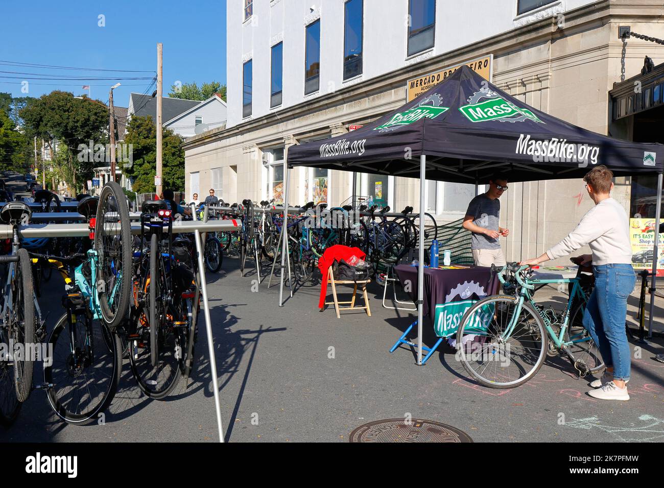 Leute, die sich für den Fahrradparkservice anstellen, kostenloser Fahrradparkplatz, der von MassBike beim What the Fluff Festival in Somerville, Massachusetts, betrieben wird Stockfoto