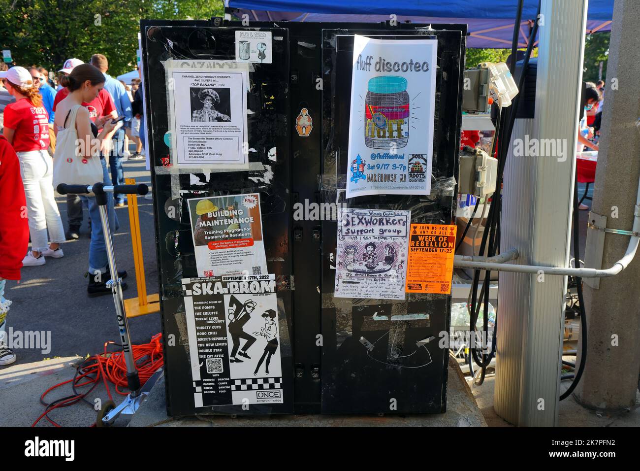 Plakate und Handzettel auf einer Utility Box in Somerville, Massachusetts, werben für eine Vielzahl von progressiven, alternativen Künsten und Gemeinschaftsveranstaltungen Stockfoto