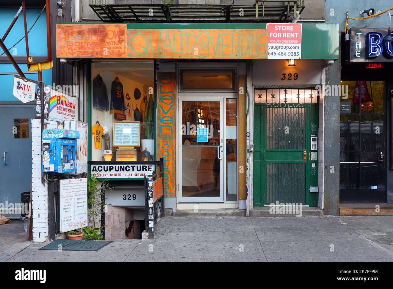 The Quality Mending Co, Rainbow Bodywork, 329 Bowery, New York, NYC Schaufenster Foto eines Vintage-Bekleidungsladens und Massage-Service in Manhattan Stockfoto