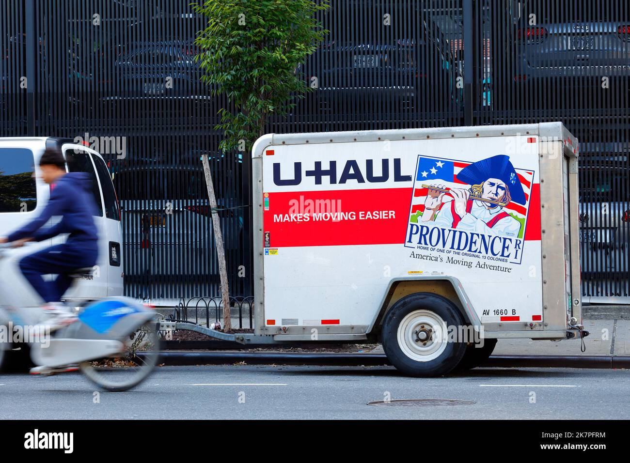 Ein U-Haul Verleih 5x8 Cargo Trailer mit einem Providence, Rhode Island SuperGraphics Reise-Spiel Bild auf der Seite. Stockfoto