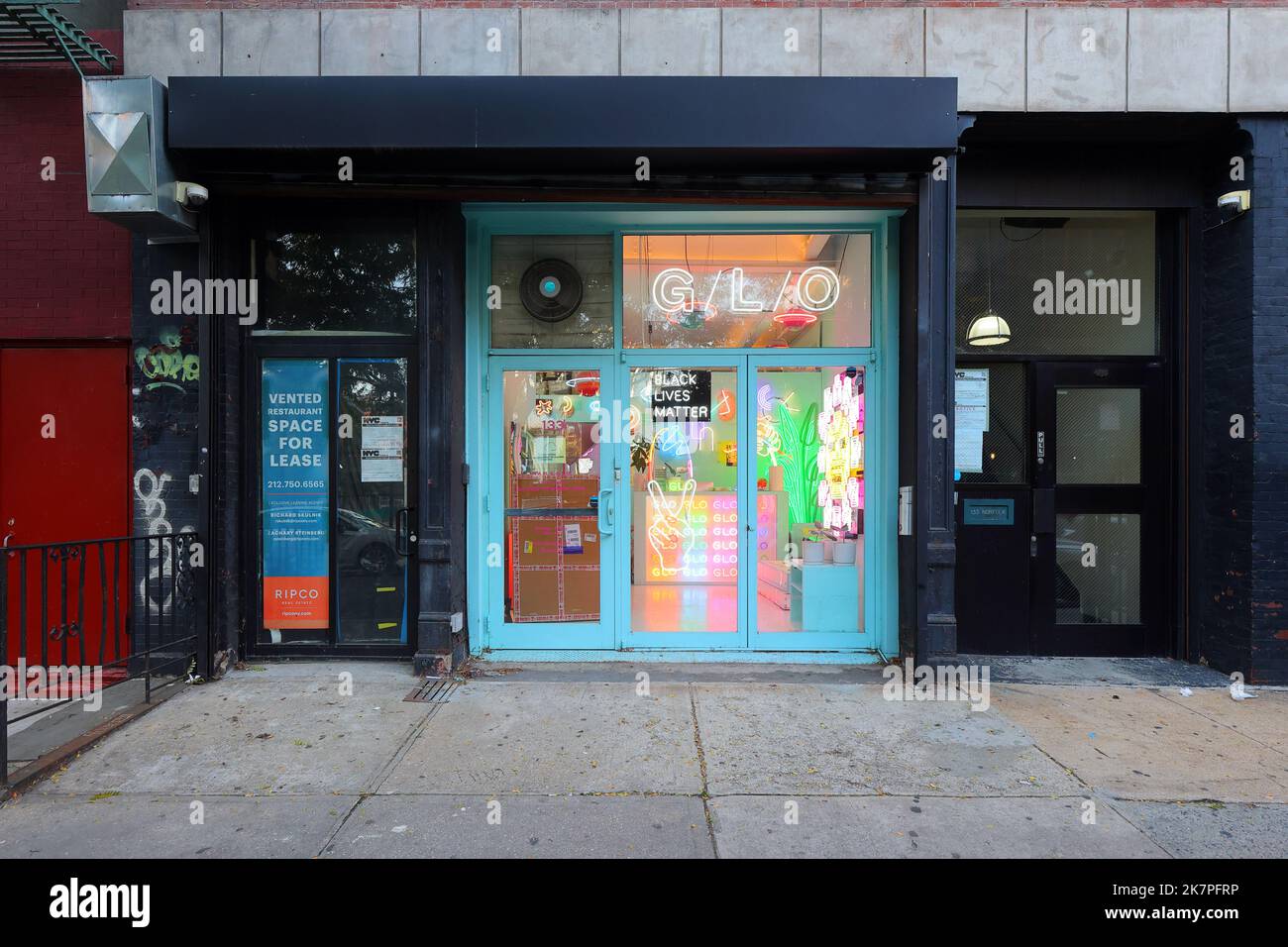 NAME GLO, 133 Norfolk St, New York, NYC Schaufenster eines Ausstellungsraums mit Neonzeichen in Manhattans Lower East Side. Stockfoto