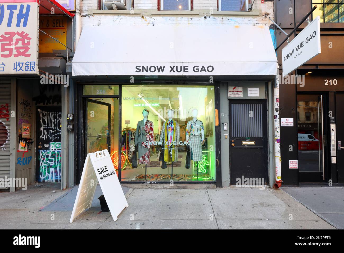 Snow Xue Gao, 208 Bowery, New York, NYC Schaufensterfoto einer chinesischen Modedesigner-Bekleidungsboutique im Nolita-Viertel von Manhattan Stockfoto