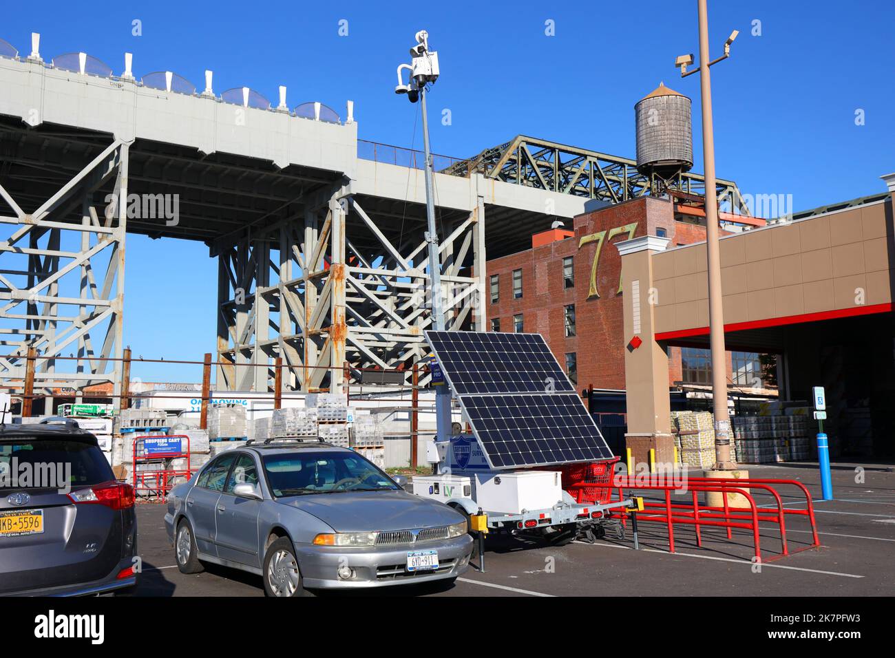Ein solarbetriebenes mobiles Überwachungsgerät von Liveview Technologies auf einem Parkplatz in New York. Drahtlose, Livestreaming-Überwachungskamera für Parkplätze Stockfoto