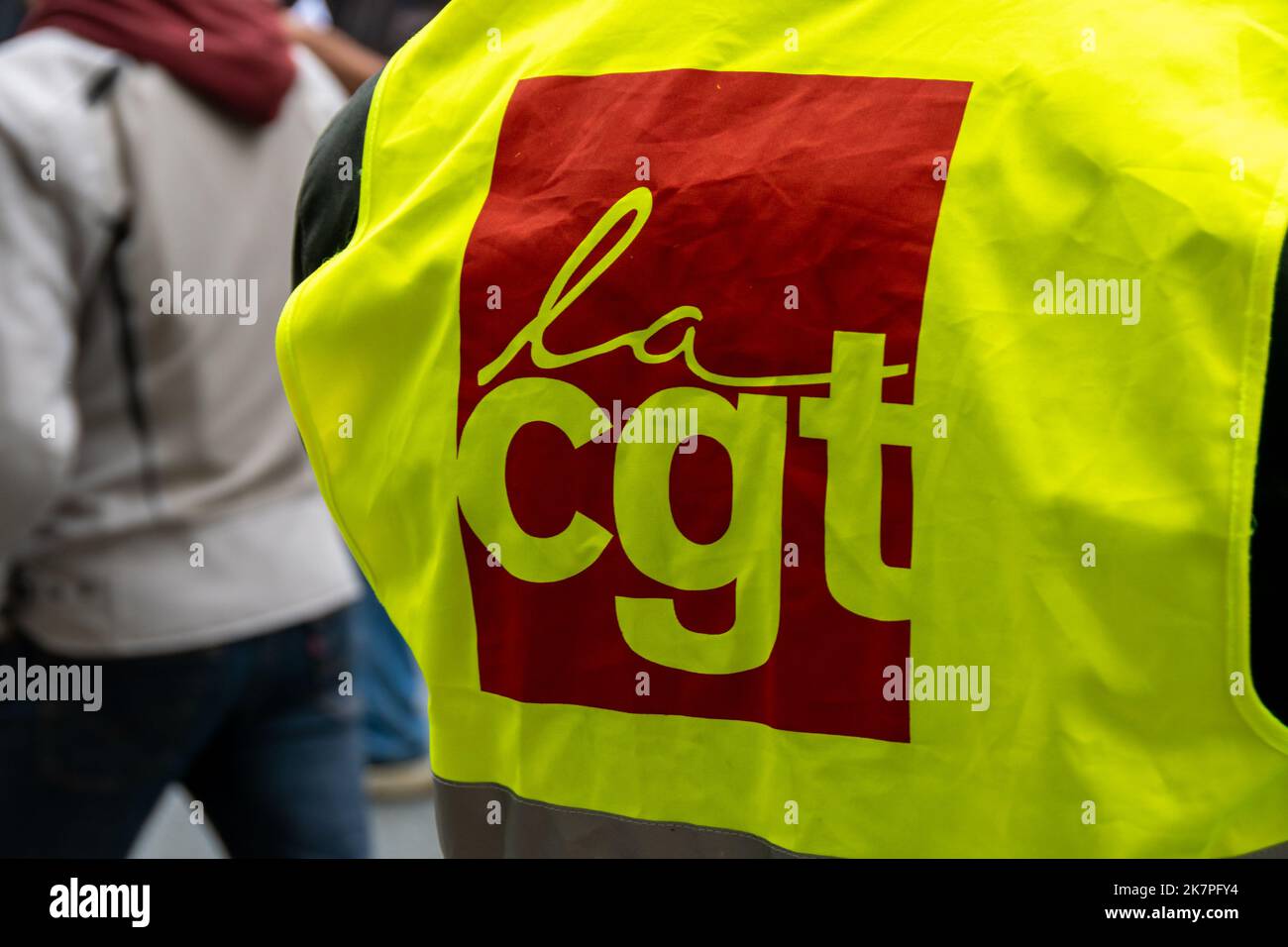 Rotes Logo der französischen Gewerkschaftsorganisation CGT (Confédération Générale du Travail) auf einer gelben Weste, die während einer Demonstration aus der Nähe geschossen wurde Stockfoto