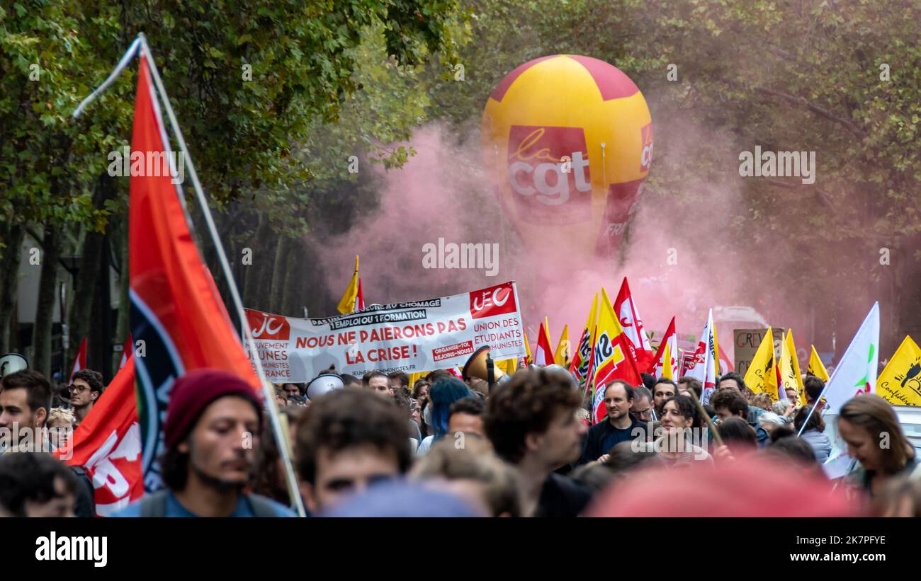 Aktivisten der CGT (Confédération Générale du Travail), einer französischen Gewerkschaft, marschieren während einer Protestdemonstration Stockfoto