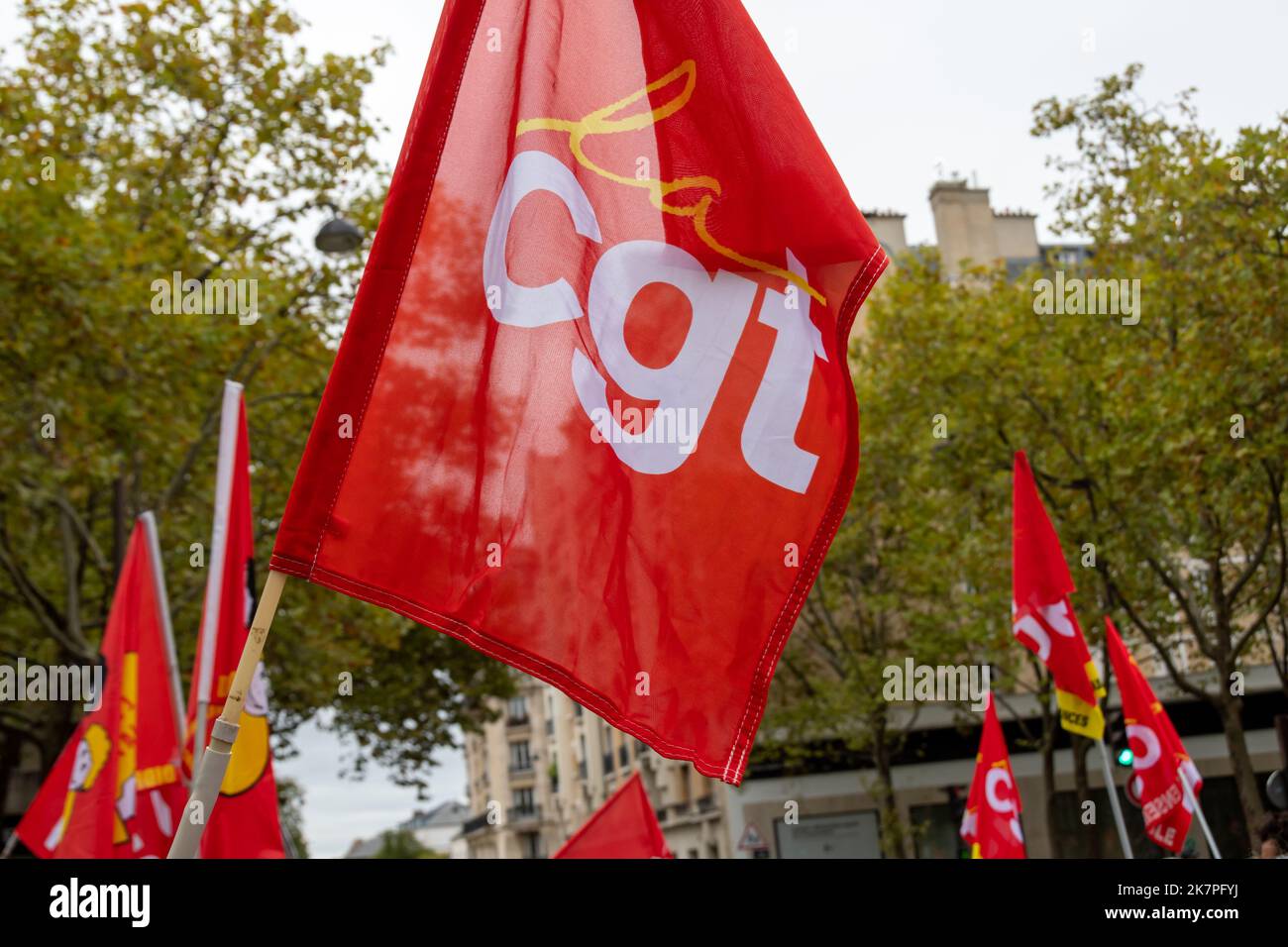 Das Logo der französischen Gewerkschaftsorganisation CGT (Confédération Générale du Travail) wurde auf einer roten Flagge gedruckt, die während einer Demonstration aus der Nähe geschossen wurde Stockfoto