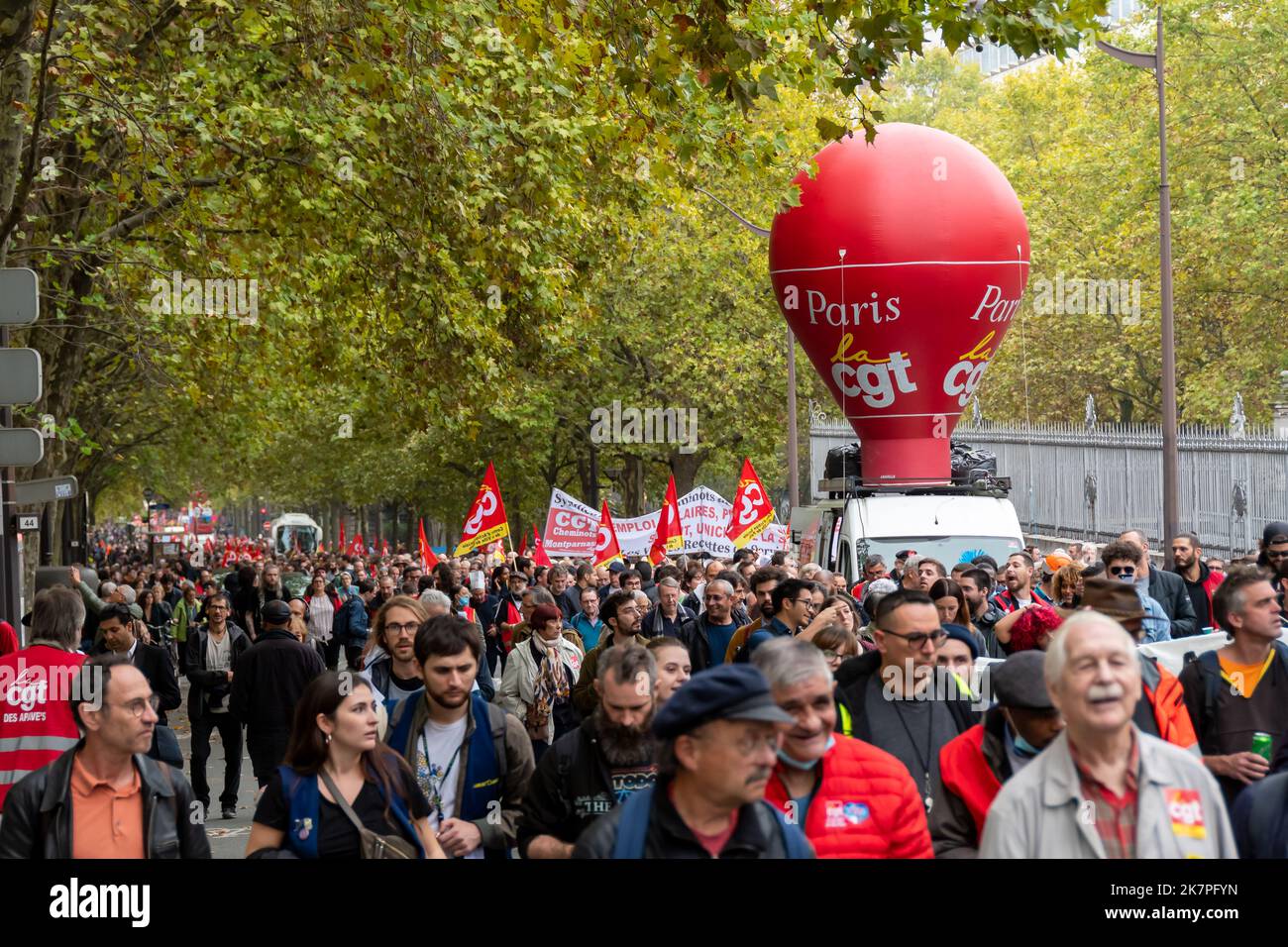 Aktivisten der CGT (Confédération Générale du Travail), einer französischen Gewerkschaft, marschieren während einer Protestdemonstration Stockfoto