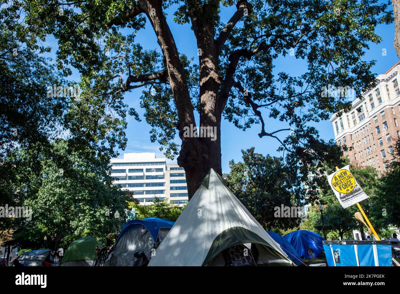 Zelte werden am McPherson Square in Washington, DC, aufgestellt, Donnerstag, 6. Oktober 2022, Wo die Leute diesen öffentlichen Park Zuhause nennen. Nach Angaben von Menschen, die im Park leben, gab es hier Obdachlose vor der Regierung von Präsident Biden, aber seit seiner Amtszeit als Präsident sind mehr Menschen angekommen. Es gibt ein paar Dutzend Zelte im Park, mit Waschküche, die an Ästen, Stühlen, Tischen und sogar zwei tragbaren Badezimmern hängt. Ein Trinkbrunnen sorgt für eine schnelle Bademöglichkeit. Kredit: Rod Lampey/CNP/Sipa USA (BESCHRÄNKUNG: KEINE New York oder New Jersey Zeitungen oder Zeitungen innerhalb eines Stockfoto