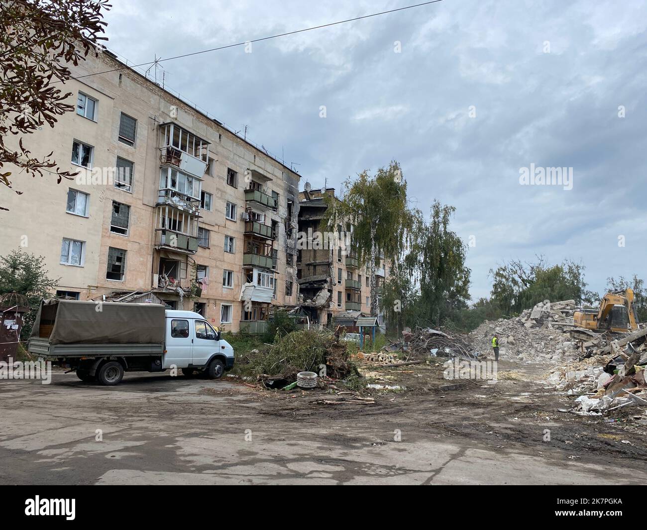 Hostomel, Ukraine, 2022: Zerstörte und beschädigte Wohngebäude in Hostomel nach dem russischen Einmarsch in die Ukraine Stockfoto