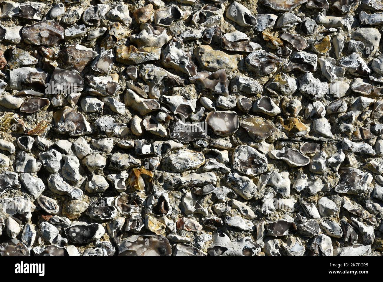 Nahaufnahme einer Mauer, die aus Feuerstein in einem alten englischen Schloss errichtet wurde. Stockfoto