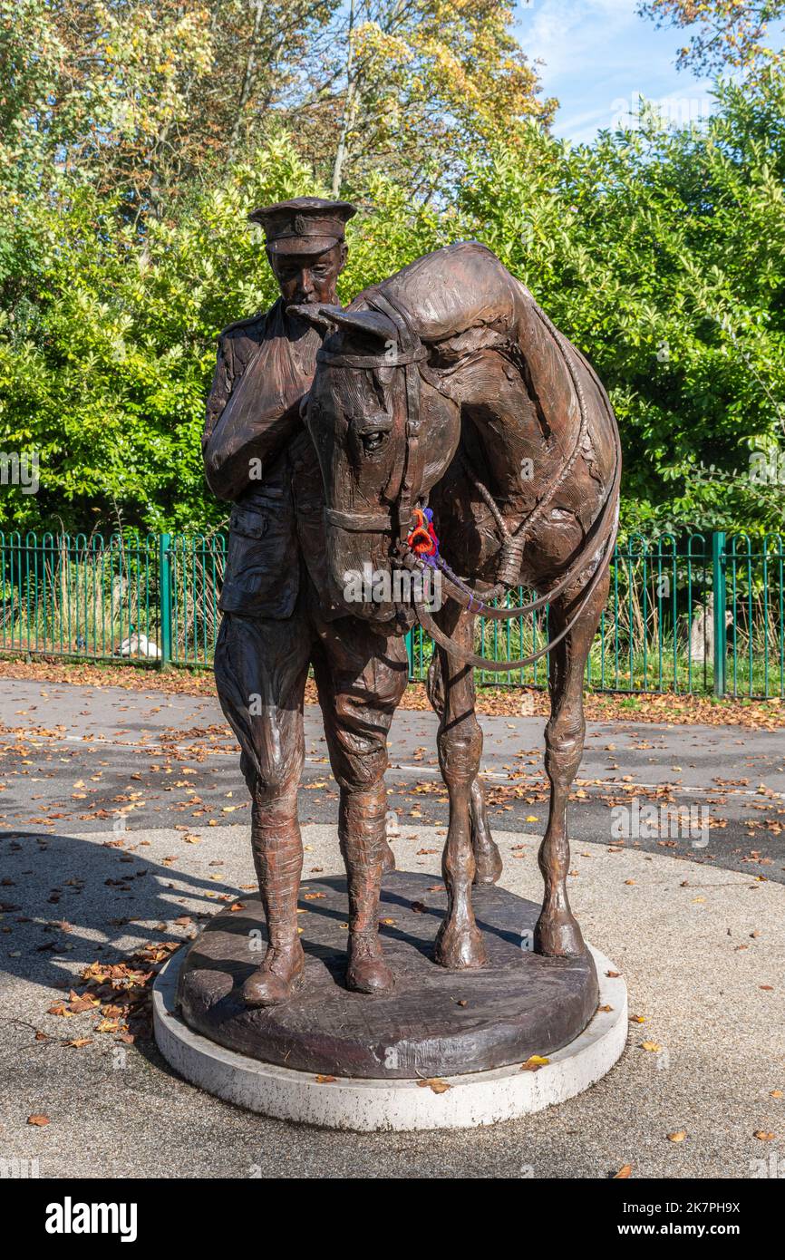 Die Romsey war Horse Statue im Romsey war Memorial Park, Hampshire, England, Großbritannien, von der lokalen Künstlerin Amy Goodman Stockfoto